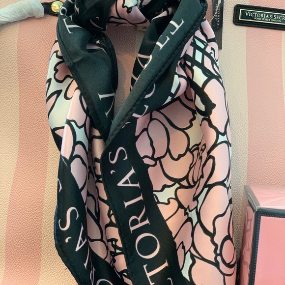 SOLD ❌❌VS Signature Pink Striped Tote Gift Set - Picture 6 of 13